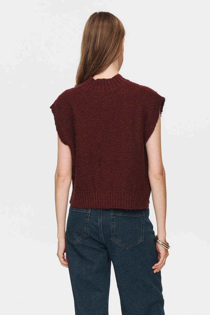 NÜMPH Caly Vest Winetasting