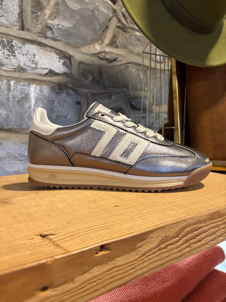 Back 70 I6 Metallic Gum Trainer