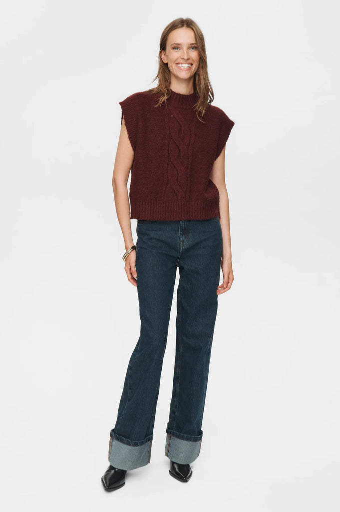 NÜMPH Caly Vest Winetasting